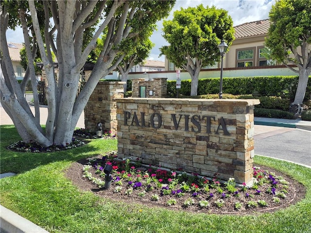 view of community / neighborhood sign