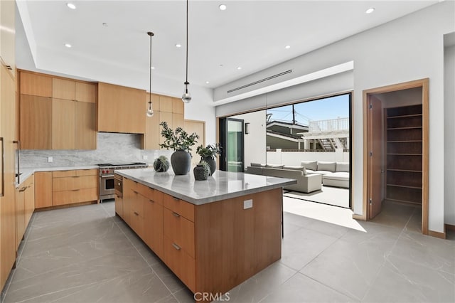 kitchen with a center island, tasteful backsplash, stainless steel stove, modern cabinets, and recessed lighting