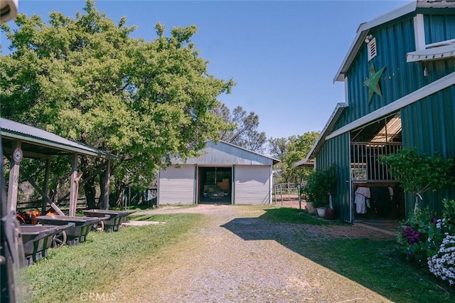 14134 Serpentine Farm Ln, Grass Valley, CA 95949 - view of yard featuring an outbuilding, dirt driveway, and a detached garage