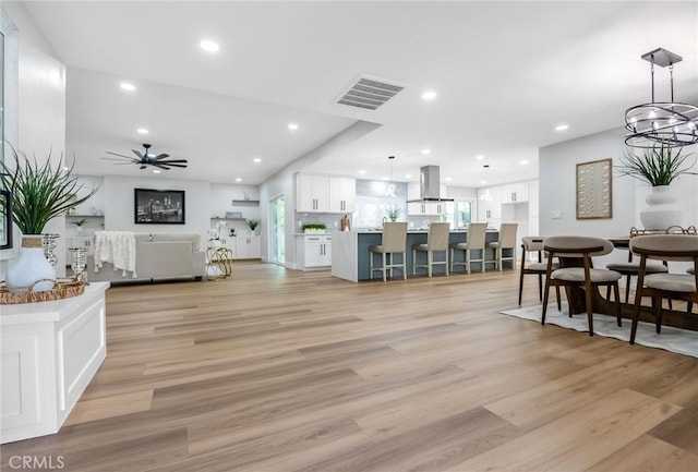 dining space featuring visible vents, light wood-style flooring, recessed lighting, and ceiling fan