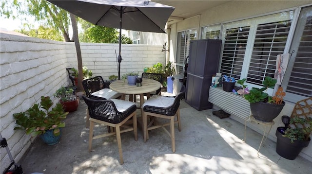 2189 Via Mariposa # C, Laguna Woods, CA 92637 - fenced backyard featuring a patio and outdoor dining area