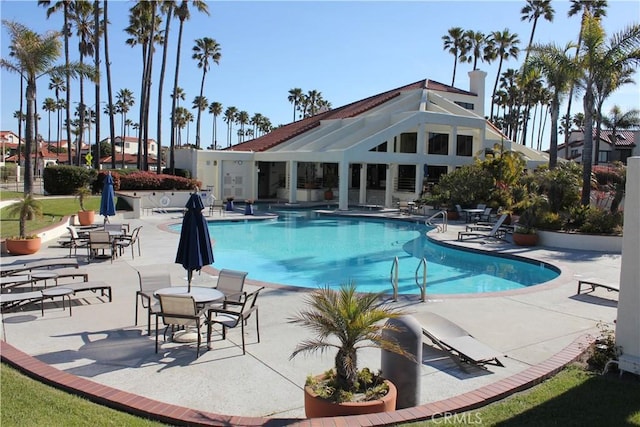 2244 Cannes Sq, Oxnard, CA 93035 - community pool with a patio
