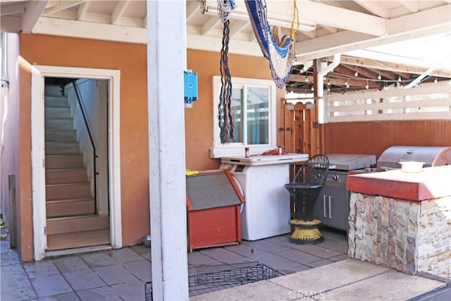 view of patio featuring an outdoor kitchen