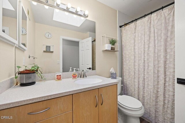 full bath with vanity, a shower with curtain, and toilet