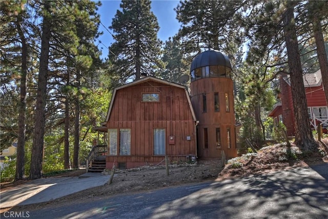 31867 Wagon Wheel Dr, Running Springs, CA 92382 - view of front of house featuring a gambrel roof