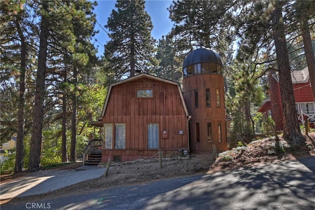 31867 Wagon Wheel Dr, Running Springs, CA 92382 - view of front facade featuring a gambrel roof