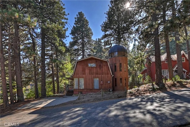 31867 Wagon Wheel Dr, Running Springs, CA 92382 - view of front facade featuring a gambrel roof