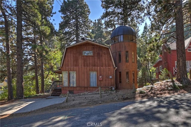 31867 Wagon Wheel Dr, Running Springs, CA 92382 - view of front of house featuring a gambrel roof
