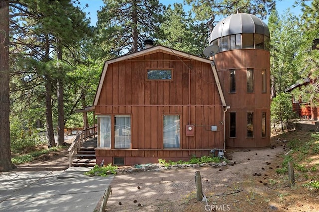 31867 Wagon Wheel Dr, Running Springs, CA 92382 - view of front of home featuring a gambrel roof