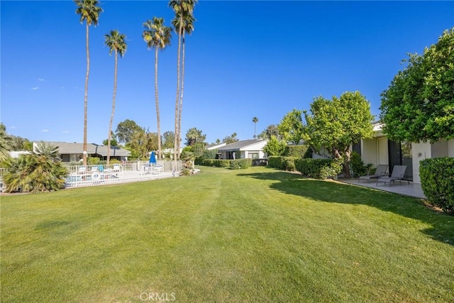 1910 Grand Bahama Dr E, Palm Springs, CA 92264 - view of yard featuring a patio area