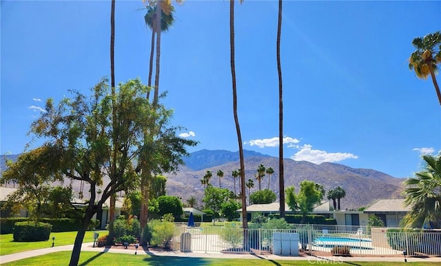 1910 Grand Bahama Dr E, Palm Springs, CA 92264 - surrounding community featuring a mountain view