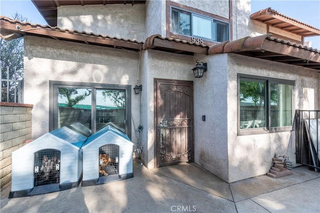 view of exterior entry with stucco siding