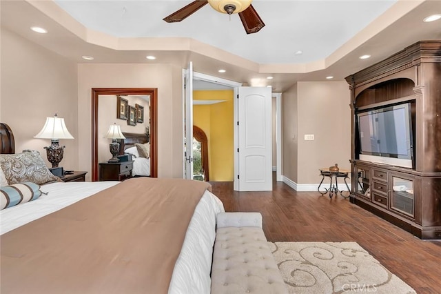 20711 Canyon Rd, Los Banos, CA 93635 - bedroom featuring recessed lighting, a raised ceiling, wood finished floors, a ceiling fan, and baseboards