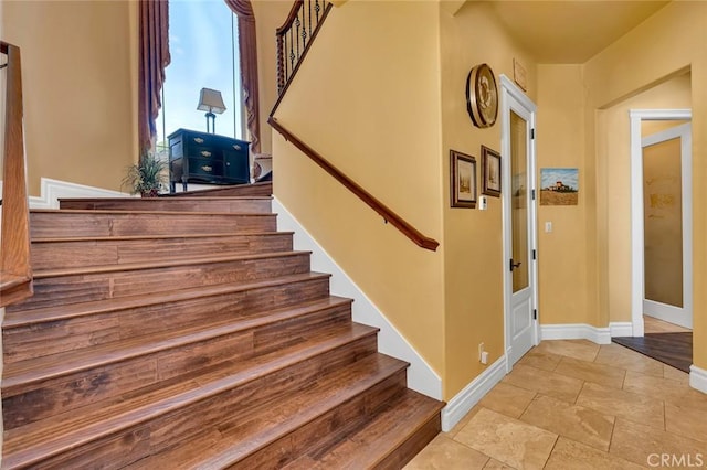 20711 Canyon Rd, Los Banos, CA 93635 - staircase with baseboards