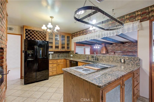 kitchen with a sink, visible vents, an inviting chandelier, glass insert cabinets, and black appliances