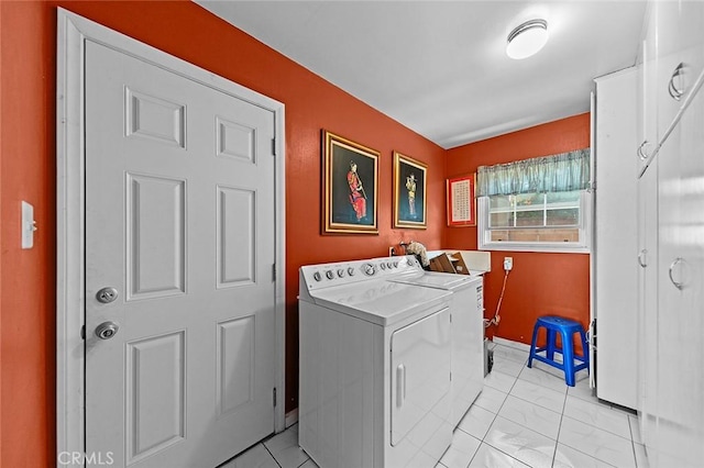 washroom featuring baseboards, laundry area, and washing machine and dryer
