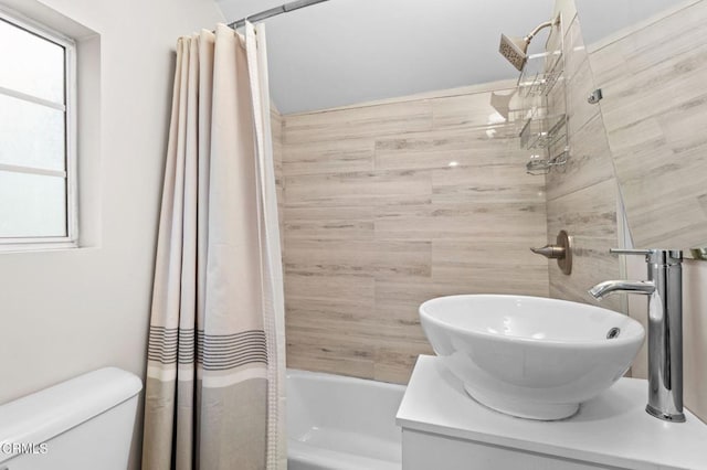 23624 Scenic Dr, Crestline, CA 92325 - bathroom featuring shower / tub combo with curtain, vanity, and toilet