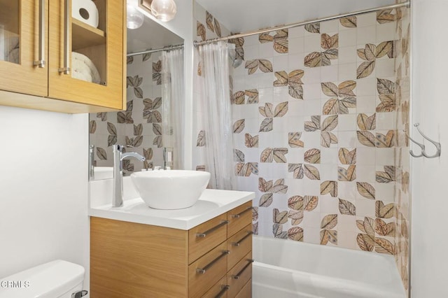 1417 Foothill Rd, Ojai, CA 93023 - bathroom featuring vanity, toilet, and shower / tub combo with curtain