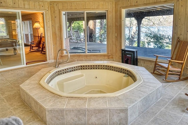 27990 Peninsula Dr N, Lake Arrowhead, CA 92352 - interior details with a jacuzzi