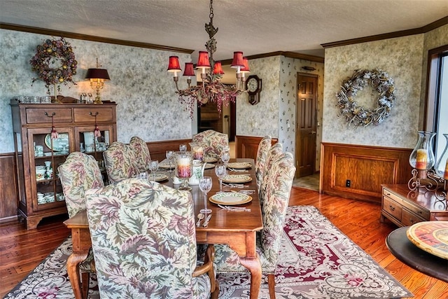 27990 Peninsula Dr N, Lake Arrowhead, CA 92352 - dining space with ornamental molding, wallpapered walls, a textured ceiling, a wainscoted wall, and wood finished floors