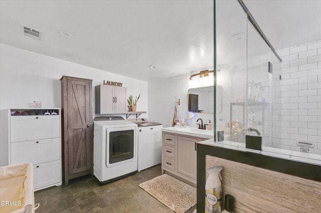 laundry room featuring laundry area, visible vents, a sink, and washing machine and dryer