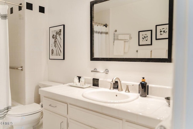 full bathroom featuring toilet, curtained shower, and vanity