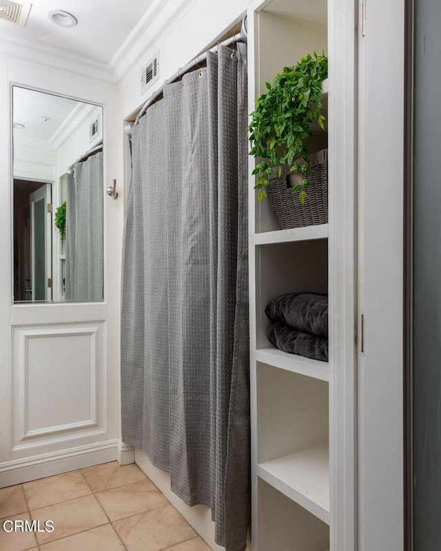 full bath with visible vents, a shower with curtain, and crown molding