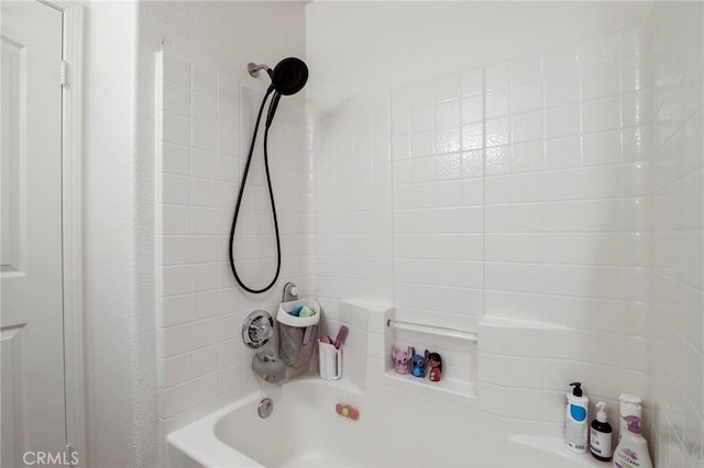 40824 Cobblestone Ct, Palmdale, CA 93551 - full bath featuring tub / shower combination