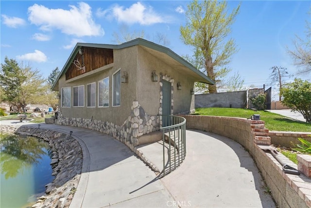 20130 Monte Vista Rd, Apple Valley, CA 92308 - view of side of property with stucco siding and fence