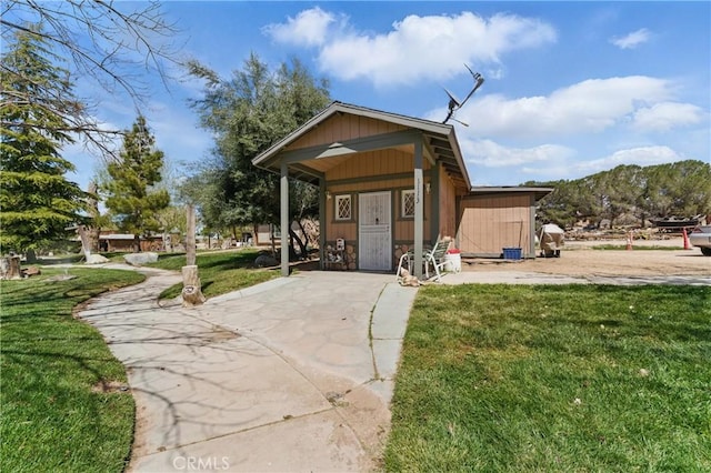 20130 Monte Vista Rd, Apple Valley, CA 92308 - exterior space with a front lawn