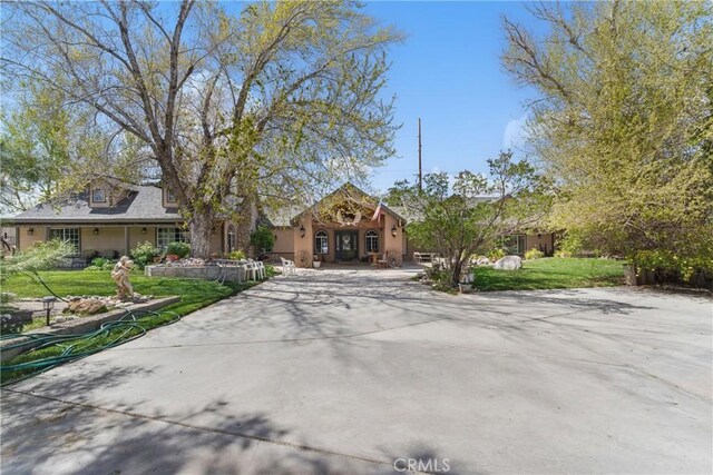 20130 Monte Vista Rd, Apple Valley, CA 92308 - view of front of house with a front lawn
