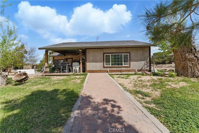 20130 Monte Vista Rd, Apple Valley, CA 92308 - view of front of house with roof with shingles and a front yard