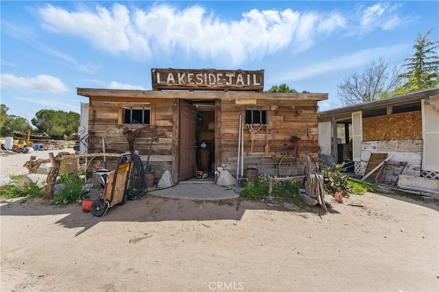 20130 Monte Vista Rd, Apple Valley, CA 92308 - exterior space featuring an exterior structure and an outbuilding