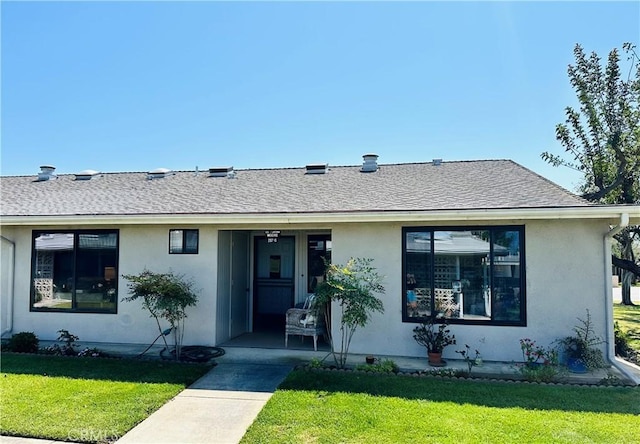 13201 El Dorado Dr Unit M9-207G, Seal Beach, CA 90740 - ranch-style home with a porch, a shingled roof, stucco siding, and a front yard