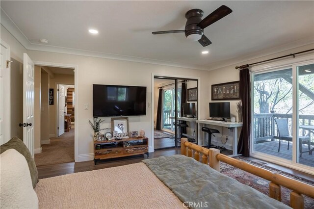 living room featuring crown molding, a ceiling fan, recessed lighting, wood finished floors, and baseboards