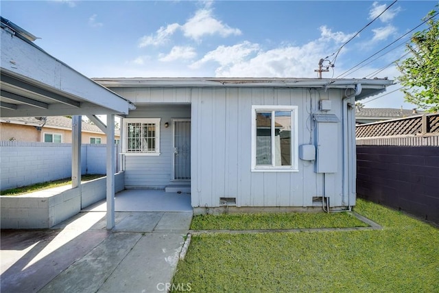 6160 California Ave, Long Beach, CA 90805 - bungalow featuring board and batten siding, a front yard, and fence