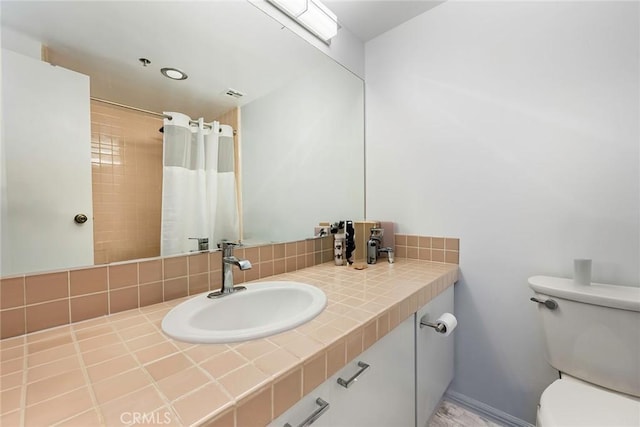 bathroom featuring a shower with shower curtain, vanity, backsplash, toilet, and visible vents