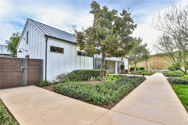 2454 Nova Way, Corona, CA 92883 - surrounding community with a gate