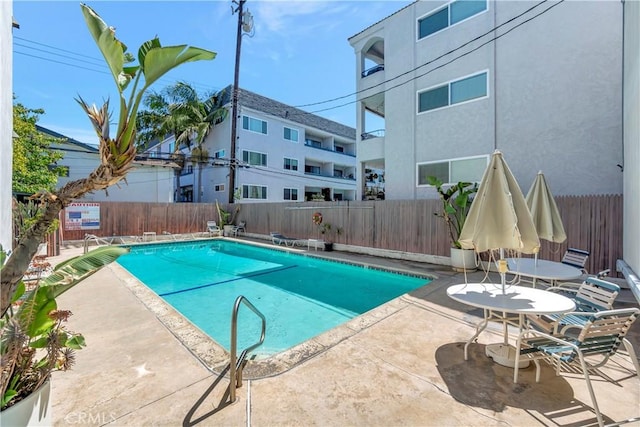 444 Obispo Ave Unit 201, Long Beach, CA 90814 - community pool with a patio area and a fenced backyard