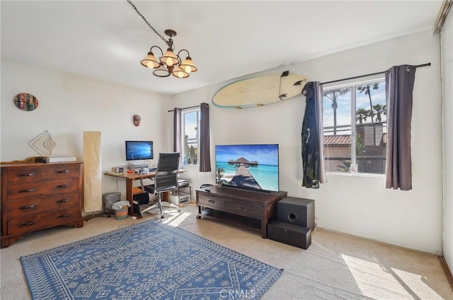 living area with a notable chandelier and carpet