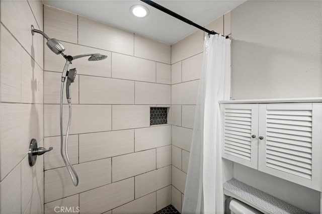 bathroom featuring a tile shower