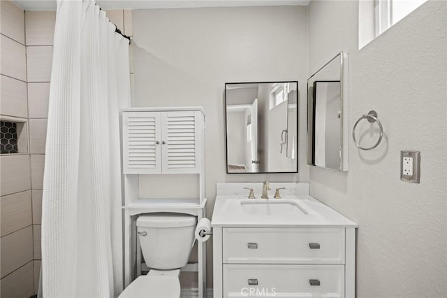 full bathroom with toilet, curtained shower, and vanity