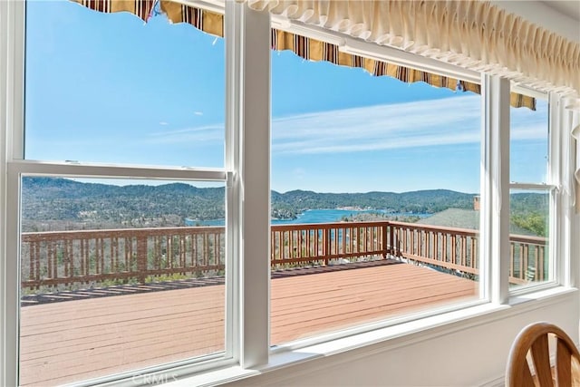 entryway featuring a mountain view