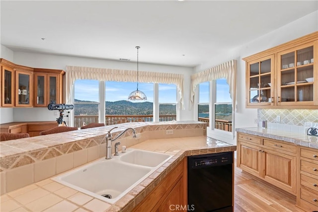 29083 Mammoth Dr, Lake Arrowhead, CA 92352 - kitchen with dishwasher, plenty of natural light, decorative backsplash, and pendant lighting