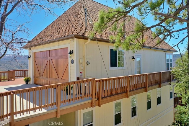 29083 Mammoth Dr, Lake Arrowhead, CA 92352 - back of property with a shingled roof and a deck with mountain view