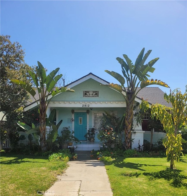 view of front facade with a front lawn