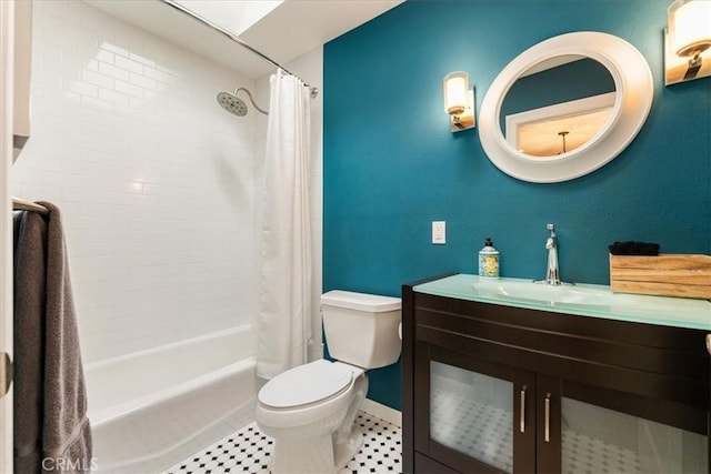 full bath with baseboards, toilet, shower / tub combo with curtain, vanity, and tile patterned floors