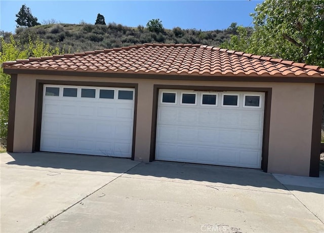 view of detached garage