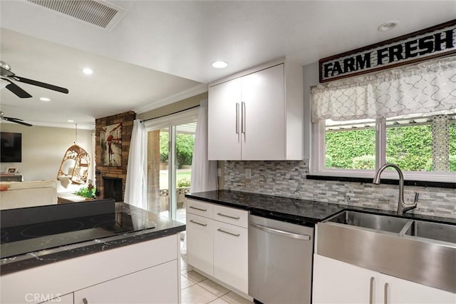 kitchen with a sink, visible vents, a ceiling fan, black electric stovetop, and dishwasher