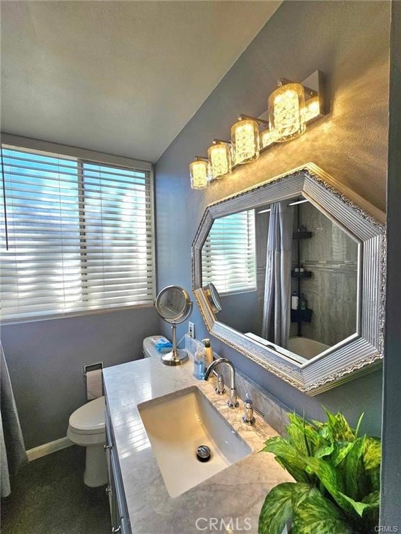 6979 Palm Ct Unit 126H, Riverside, CA 92506 - full bath featuring toilet, curtained shower, vanity, and baseboards